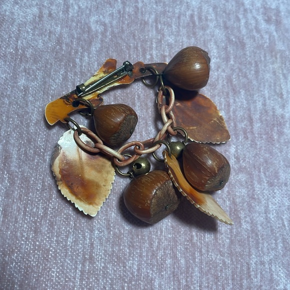 1940’s Celluloid Plastic Elegant Brown and Cream Leaf and Hazelnut Dangle Brooch - Picture 4 of 11